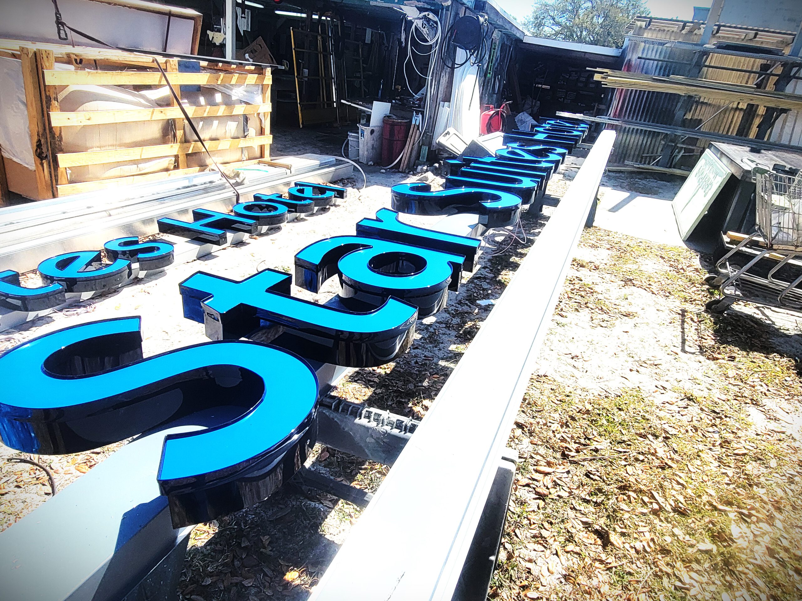 Star Suites Hotel, Brister Signs